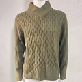 Dettaglio di un maglione uomo a trecce verde oliva con elegante collo a scialle - Verde militare