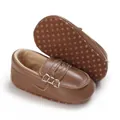 Nahaufnahme brauner Baby-Loafer aus PU-Leder mit weichen, rutschfesten Sohlen für Jungen - Innenlänge 11cm / Braun