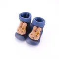 Primer plano de zapatos tipo calcetín para bebé con conejo de peluche - Muñeco Conejo Azul
