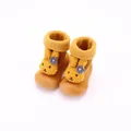 Primer plano de calcetines zapatos de invierno para bebé con conejo y suela de goma - Muñeco Conejo Amarillo