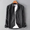Detalle de camisa de hombre en algodón y lino con rayas verticales negras y cuello mao - S / Tops / Negro