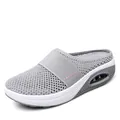 Detail van grijze ademende mesh platform muiltjes met luchtkussen zool voor dames. - Lichtgrijs