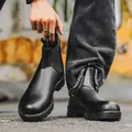 Détail de bottines Chelsea en cuir noir avec empiècements élastiques. - Noir