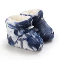 Détail de bottes d'hiver pour bébé en peluche tie-dye bleu avec doublure polaire - Bleu Camouflage