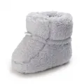 Vue détaillée d'un chausson bébé en peluche grise douce avec texture polaire chaude et cordon - Gris