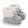 Détail de chaussons bébé gris avec doublure polaire blanche et cordon de serrage - Gris