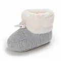 Detailansicht von Baby-Winterstiefeln mit warmem weißem Fleecefutter und grauem Strickstoff. - Grau