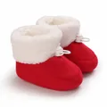 Gros plan bottes d'hiver rouges pour bébé avec doublure polaire et serrage blanc - Rouge