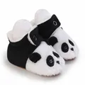 Primer plano de botas de nieve de peluche para bebé con diseño de panda y suave - Negro y Blanco
