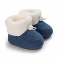 Vue détaillée des bottes d'hiver pour bébés avec doublure polaire et cordon réglable. - Bleu