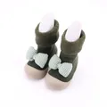 Dettaglio di scarpe a calzino invernali per neonati con fodera in pile e fiocco a quadretti. - Taglia 18/19 (Lunghezza Interna 11.5cm) / Verde militare
