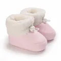 Gros plan de bottines d'hiver roses pour bébé avec doublure en fausse fourrure - Rose