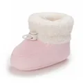 Nahaufnahme von rosa Babyschuhen mit warmem weißem Fleecefutter und Verschluss - Rosa