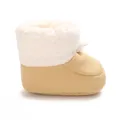 Seitenansicht warmer beiger Baby-Winterstiefel mit weißem Fleecefutter und Zugverschluss. - Gelb