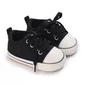 Detailansicht von schwarz-weißen Baby-Canvas-Lauflernschuhen mit weicher Sohle - Schwarz