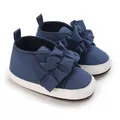 Encantadores zapatos de bebé azul marino con suelas blandas y detalles de volantes - Azul