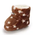 Primer plano de una suave bota de peluche marrón para bebé con estrellas y forro cálido - Marrón