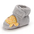 Gros plan de bottes de neige pour bébé en tricot gris avec doublure en polaire et motif poisson - Gris