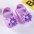 Nahaufnahme von lila Satin-Babyschuhen mit Stoffblume und Kristallverzierung. - Strassblume Lila (GZ809)