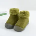 Detalle de zapatos tipo calcetín verde oliva para bebé con cuello de piel y suela de goma suave. - Verde Militar Engrosado