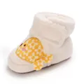 Détail d'un chausson d'hiver chaud pour bébé avec dessin animé jaune et doublure - Beige