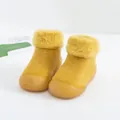 Detalle de zapatos calcetín amarillos de invierno para bebé con forro de pelo cálido - Amarillo acolchado