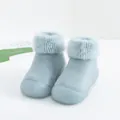 Detalle de los calcetines de invierno azul claro para bebé con cuello de felpa suave - Azul Engrosado