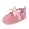 Primer plano de zapato de bebé de ganchillo rosa con lazo y suela blanda - Rosa