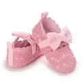 Detailansicht rosa gehäkelte Baby-Prinzessin-Schuhe mit großer dekorativer Schleife - Rosa