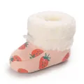 Dettaglio degli stivaletti rosa da neve per neonati con stampa di fragole e fodera in pelliccia - Rosa
