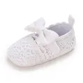 Vista detallada de zapatos de encaje de ganchillo blanco para bebé con lazo grande - Blanco