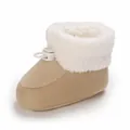 Detailansicht winterlicher Babystiefel mit weicher Sohle und weißem Sherpa-Kragen - Aprikose
