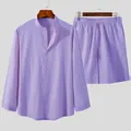 Vista dettagliata di un set da uomo in cotone e lino lavanda con camicia e pantaloncini abbinati - Taglia S / Top e Pantaloni / Lavanda