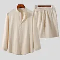 Dettaglio di un completo da uomo beige in cotone e lino con camicia e pantaloncini - Taglia S / Top e Pantaloni / Albicocca
