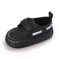 Detailansicht schwarzer strukturierter Babyschuhe aus Leder mit weißen Ziernähten - Schwarz