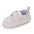 Nahaufnahme von weißen Babyschuhen mit weicher Sohle und Klettverschluss. - Weiß