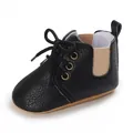 Zapato de bebé negro con suela blanda, lateral elástico y cordones - Negro