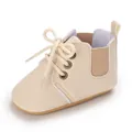 Vista detallada de zapato para bebé beige con suela blanda y diseño de cordones - Blanco Roto