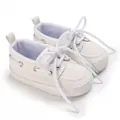 Primer plano de los zapatos de caminar blancos para bebés de 0 a 1 año edad - Blanco
