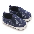 Detailopname van donkerblauwe baby wandelschoenen met witte dinosauruspatronen - Blauw
