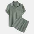 Vista detallada del conjunto casual de polo y pantalones cortos de punto gofrado verde salvia - Verde