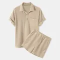Detalle del conjunto de verano para hombre en punto gofrado beige con camisa y pantalón - Albaricoque