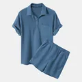 Ensemble bleu en maille gaufre pour homme avec polo à manches courtes et short assorti. - Bleu
