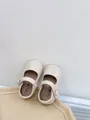 Nahaufnahme von weichsohligen Baby-Mary-Jane-Schuhen aus cremeweißem Leder - Größe 15 Innenlänge 11.5cm / Beige
