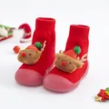 Gros plan sur des chaussons de Noël rouges pour bébés avec décorations de rennes en 3D - Cerf de Noël