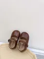 Nahaufnahme von braunen Baby-Lauflernschuhen aus Leder für Mädchen, Herbst-Modell - Größe 15 Innenlänge 11.5cm / Braun