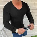 Détail du pull col en V ajusté pour homme en maille texturée noire de qualité. - S / Hauts / Noir