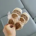 Beige Baby-Mädchen Mary Janes mit Netz-Herz-Muster und einer großen schönen Schleife. - Beige