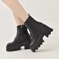 Vue latérale de bottines noires à plateforme avec semelle crantée et lacets - Noir