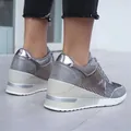Κοντινό πλάνο γκρι sneakers με πλατφόρμα, πλέγμα και ασημί λεπτομέρειες - Γκρι